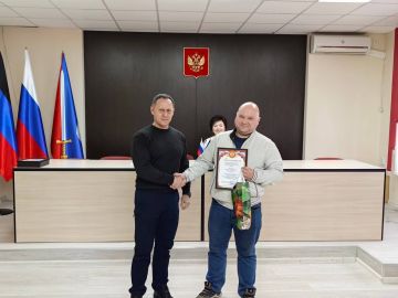 Временно исполняющий обязанности Секретаря местного отделения Партии «ЕДИНАЯ РОССИЯ» Александр Пеняев и депутаты Ясиноватского муниципального совета поздравили работников жилищно-коммунального хозяйства округа с...