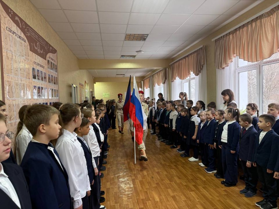 Новая учебная неделя в Тельмановской гимназии началась традиционно с линейки и почётного права выноса флага Российской Федерации и флага Донецкой Народной Республики юнармейцами ВПК «Юные патриоты Донбасса» ГБОУ... Новая учебная неделя в Тельмановской гимназии началась традиционно с линейки и почётного права выноса флага Российской Федерации и флага Донецкой Народной Республики юнармейцами ВПК «Юные патриоты Донбасса» ГБОУ...