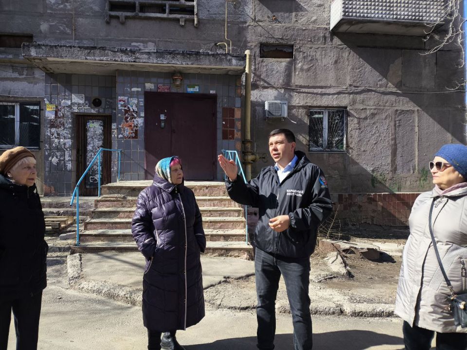 Сергей Ярош провел встречу с жителями Ленинского района Донецка Сергей Ярош провел встречу с жителями Ленинского района Донецка