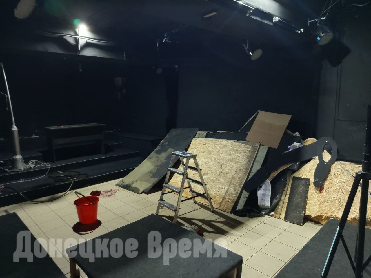 “Мы вычерпали 14 тонн воды”: Донецкий новый театр затопило из-за порыва отопления в соседнем подъезде “Мы вычерпали 14 тонн воды”: Донецкий новый театр затопило из-за порыва отопления в соседнем подъезде