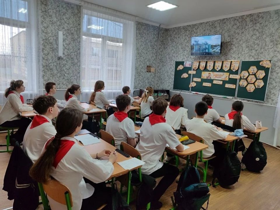 В школах Старобешевского округа прошли внеурочные занятия «Разговоры о важном» на тему «Заводы России» В школах Старобешевского округа прошли внеурочные занятия «Разговоры о важном» на тему «Заводы России»