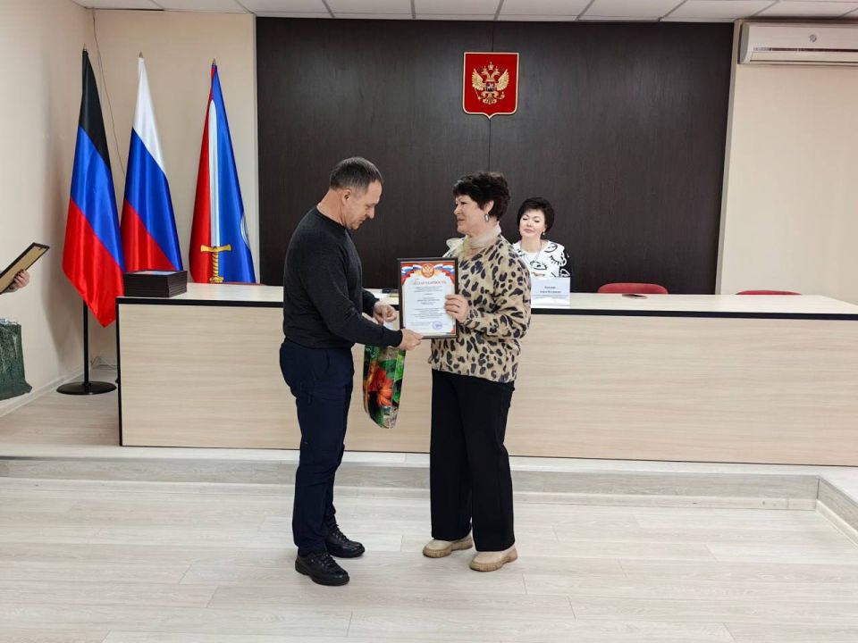 Временно исполняющий обязанности Секретаря местного отделения Партии «ЕДИНАЯ РОССИЯ» Александр Пеняев и депутаты Ясиноватского муниципального совета поздравили работников жилищно-коммунального хозяйства округа с... Временно исполняющий обязанности Секретаря местного отделения Партии «ЕДИНАЯ РОССИЯ» Александр Пеняев и депутаты Ясиноватского муниципального совета поздравили работников жилищно-коммунального хозяйства округа с...
