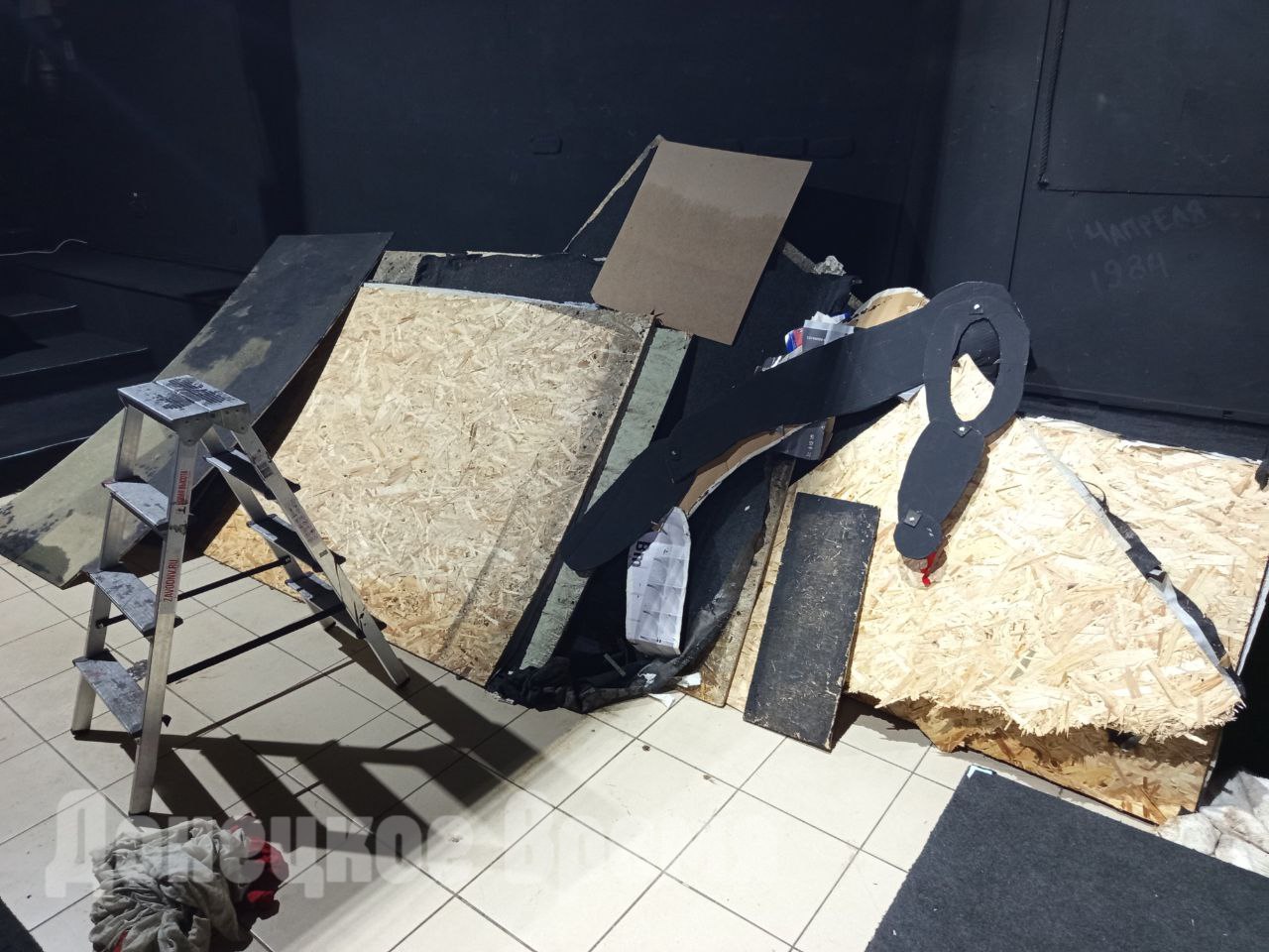 “Мы вычерпали 14 тонн воды”: Донецкий новый театр затопило из-за порыва отопления в соседнем подъезде “Мы вычерпали 14 тонн воды”: Донецкий новый театр затопило из-за порыва отопления в соседнем подъезде