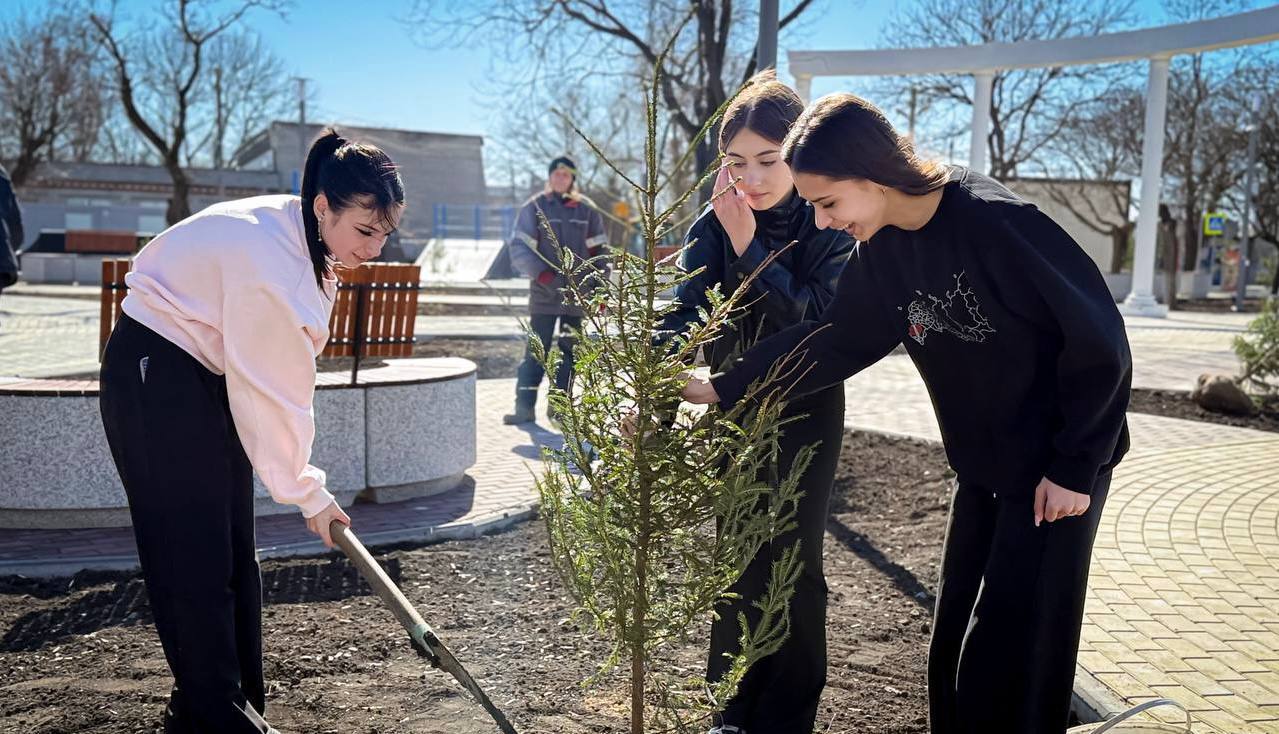 «Эстафета добра» продолжается: Сектор молодежной политики Администрации Мангушского м.о. высаживает деревья!