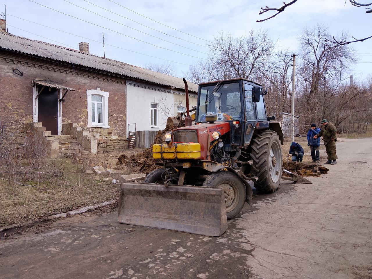 Сегодня, 16 марта, филиалом «Макеевское ПУВКХ» ГУП ДНР «Вода Донбасса» ведутся работы по устранению порыва на трубопроводе холодного водоснабжения возле дома № 40 по ул. Крова в жилом массиве «Совколония» Сегодня, 16 марта, филиалом «Макеевское ПУВКХ» ГУП ДНР «Вода Донбасса» ведутся работы по устранению порыва на трубопроводе холодного водоснабжения возле дома № 40 по ул. Крова в жилом массиве «Совколония»