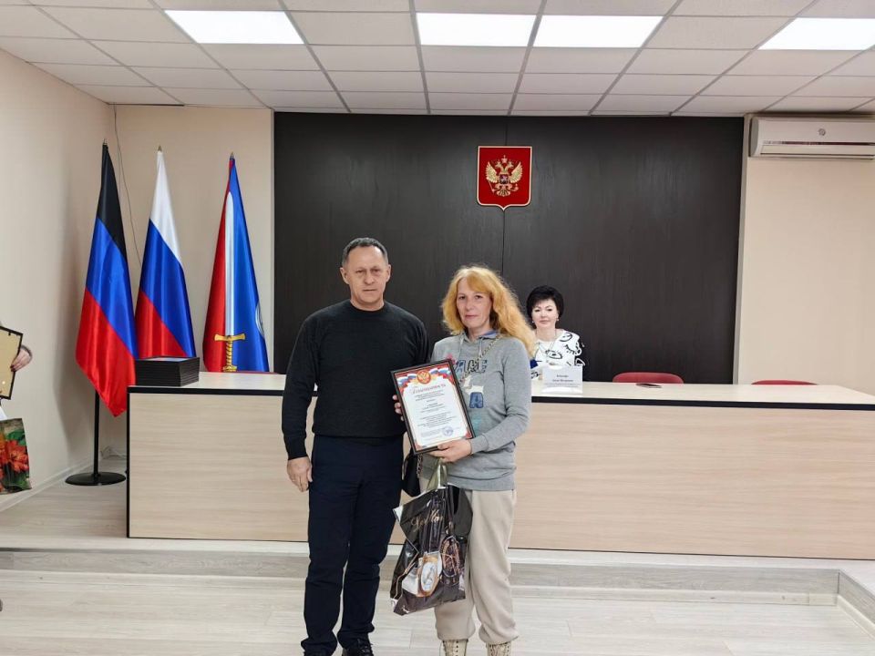 Временно исполняющий обязанности Секретаря местного отделения Партии «ЕДИНАЯ РОССИЯ» Александр Пеняев и депутаты Ясиноватского муниципального совета поздравили работников жилищно-коммунального хозяйства округа с... Временно исполняющий обязанности Секретаря местного отделения Партии «ЕДИНАЯ РОССИЯ» Александр Пеняев и депутаты Ясиноватского муниципального совета поздравили работников жилищно-коммунального хозяйства округа с...