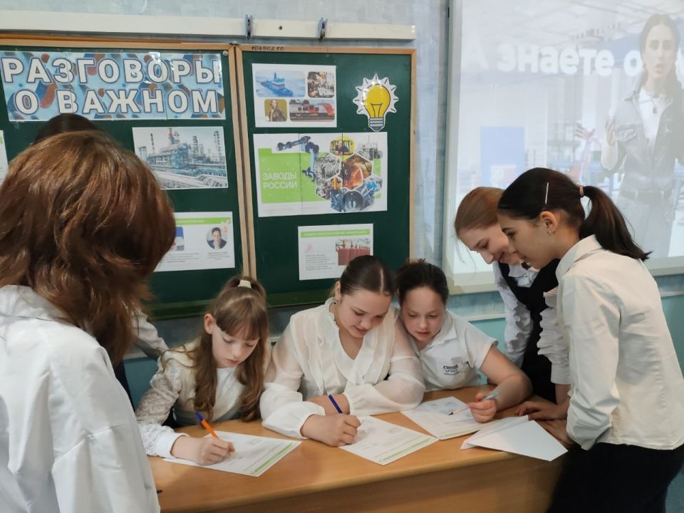 В школах Старобешевского округа прошли внеурочные занятия «Разговоры о важном» на тему «Заводы России» В школах Старобешевского округа прошли внеурочные занятия «Разговоры о важном» на тему «Заводы России»