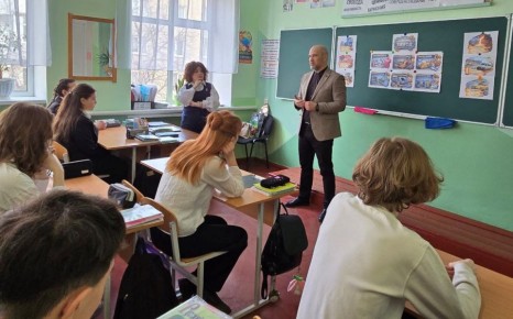 Сергей Желновач: Сегодня, в рамках проекта "Разговоры о важном" побывал на уроке в 9 классе ГБОУ «Школа № 5». Тема встречи была выбрана не случайно и оказалась очень актуальной для нашего региона – "Заводы России"