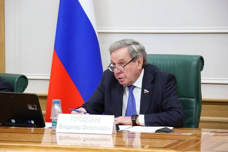 Александр Волошин: #работа_в_СФ. Сегодня в Совете Федерации прошло очередное заседание Комитета по федеративному устройству, региональной политике, местному самоуправлению и делам Севера под председательством Владимира... Александр Волошин: #работа_в_СФ. Сегодня в Совете Федерации прошло очередное заседание Комитета по федеративному устройству, региональной политике, местному самоуправлению и делам Севера под председательством Владимира...