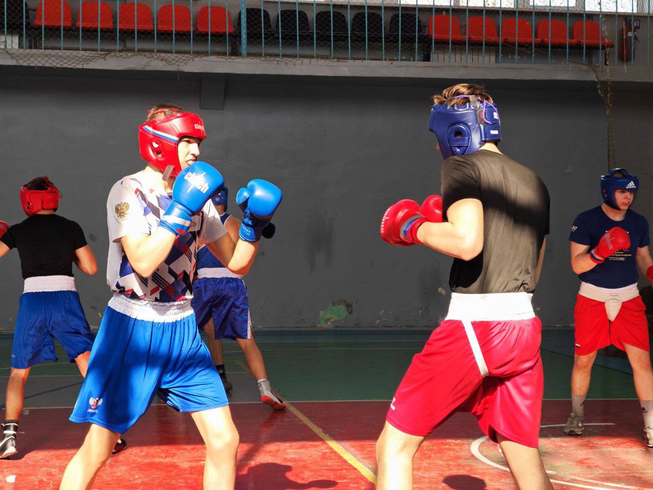 Российские боксеры провели серию встреч с воспитанниками спортивных школ и молодыми боксерами республики Российские боксеры провели серию встреч с воспитанниками спортивных школ и молодыми боксерами республики