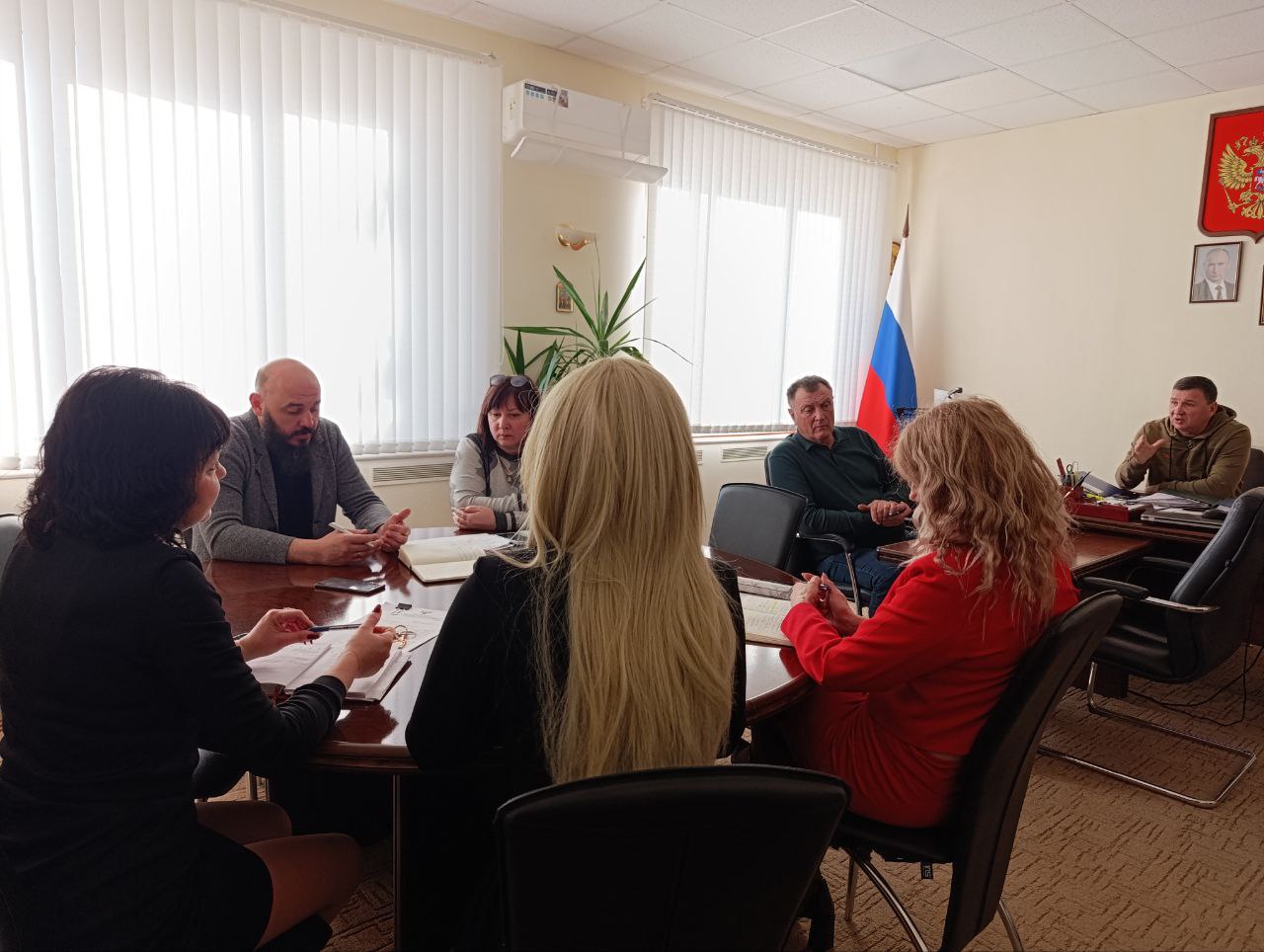 Секретарь Амвросиевского местного отделения Всероссийской политической партии "Единая Россия" Игорь Лызов вместе с коллегами, однопартийцами обсудил аспекты функционирования наружного освещения населённых пунктов...