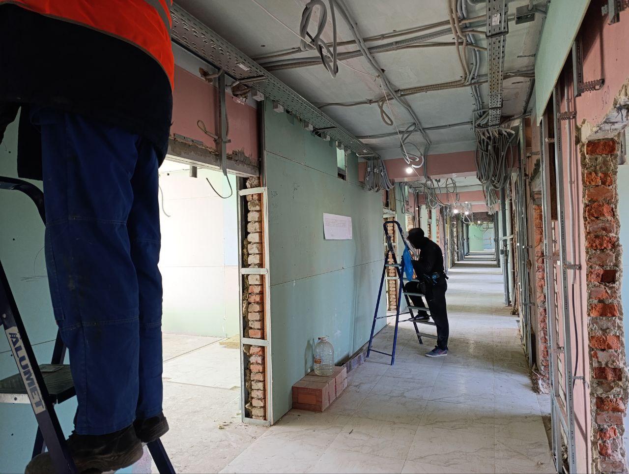 Наталья Великодная: Подмосковные строители продолжают капитальный ремонт в Центральной районной больнице в пгт Тельманово Наталья Великодная: Подмосковные строители продолжают капитальный ремонт в Центральной районной больнице в пгт Тельманово