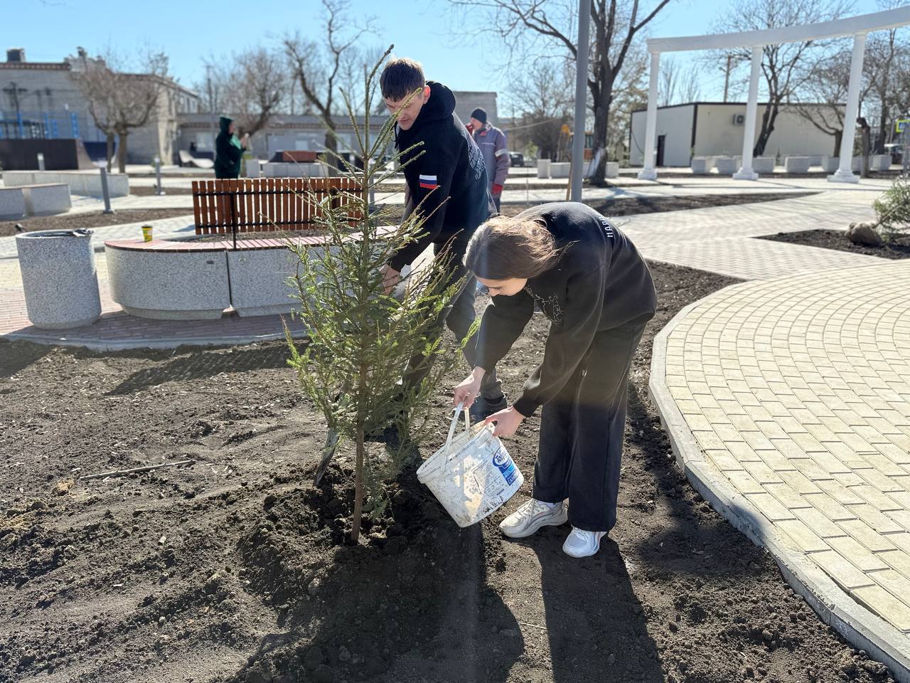 «Эстафета добра» продолжается: Сектор молодежной политики Администрации Мангушского м.о. высаживает деревья! «Эстафета добра» продолжается: Сектор молодежной политики Администрации Мангушского м.о. высаживает деревья!