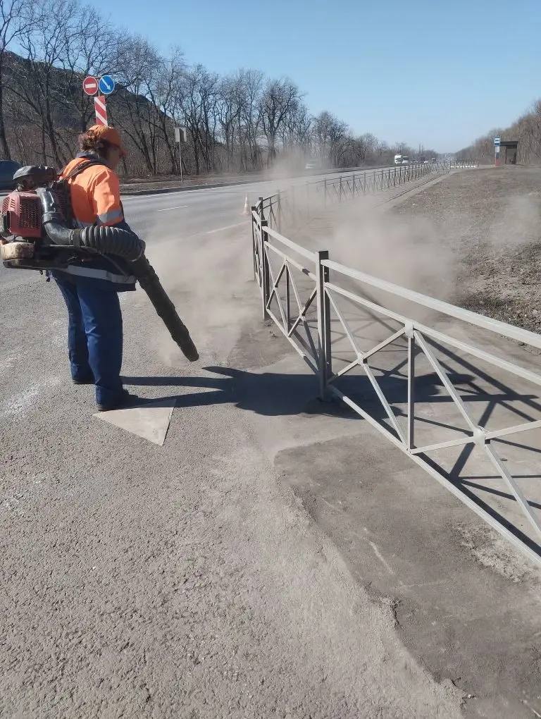 Специалисты дорожных служб продолжают в ежедневном режиме обеспечивать безопасность и комфорт передвижения по дорогам общего пользования Республики Специалисты дорожных служб продолжают в ежедневном режиме обеспечивать безопасность и комфорт передвижения по дорогам общего пользования Республики