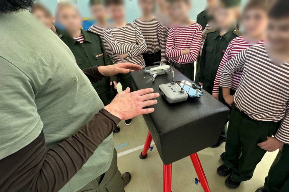 Росгвардейцы провели для мариупольских школьников мастер-класс по пилотированию БПЛА Росгвардейцы провели для мариупольских школьников мастер-класс по пилотированию БПЛА