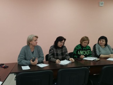 Депутат Дебальцевского городского совета от партии "Единая Россия" Светлана Кашу провела продуктивную встречу с трудовым коллективом Учебно-воспитательного комплекса (УВК) города Светлодарска