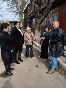 Депутат Дебальцевского городского совета от партии «Единая Россия» Дмитрий Каральник провел рабочую встречу с местными жителями, в ходе которой обсудили актуальные вопросы по борьбе с проблемой бездомных и бродячих животных...