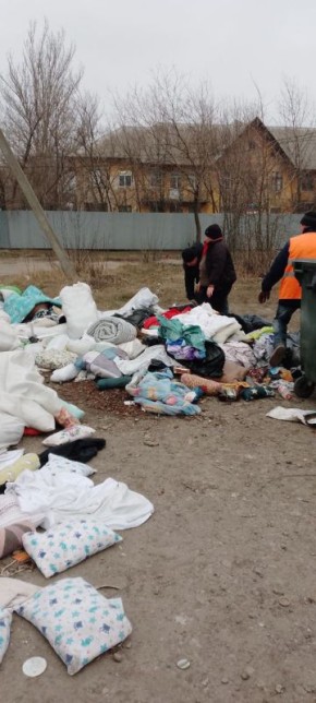 Сегодня, 16 марта, с целью приведения территории в надлежащее санитарное состояние проведены работы по уборке контейнерной площадки в районе жилого дома № 17 по ул. Кремлевская