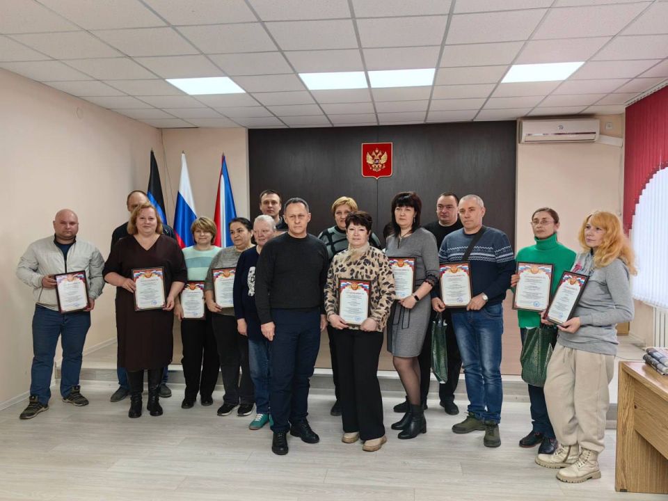 Временно исполняющий обязанности Секретаря местного отделения Партии «ЕДИНАЯ РОССИЯ» Александр Пеняев и депутаты Ясиноватского муниципального совета поздравили работников жилищно-коммунального хозяйства округа с... Временно исполняющий обязанности Секретаря местного отделения Партии «ЕДИНАЯ РОССИЯ» Александр Пеняев и депутаты Ясиноватского муниципального совета поздравили работников жилищно-коммунального хозяйства округа с...