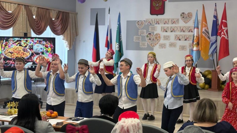В ЕДИНСТВЕ НАША СИЛА!. Второй тур «Фестиваля Единства народов» объединил самых юных жителей Урзуфа Актовый зал Урзуфской школы вновь превратился в яркую площадку дружбы и культурного многообразия В ЕДИНСТВЕ НАША СИЛА!. Второй тур «Фестиваля Единства народов» объединил самых юных жителей Урзуфа Актовый зал Урзуфской школы вновь превратился в яркую площадку дружбы и культурного многообразия