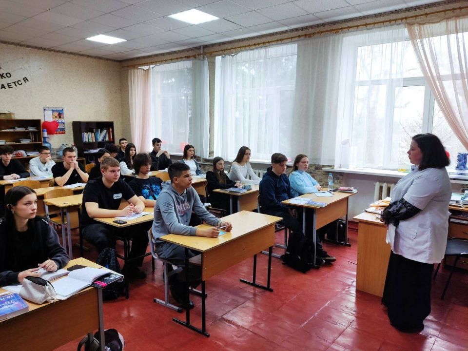 Сегодня, 17 марта, в рамках Федерального партийного проекта "Моя карьера с Единой Россией" в ГБОУ "Школа N 152 им. Героев-десантников г.о. Донецк" состоялось внеклассное мероприятие "Моя будущая профессия - врач", при... Сегодня, 17 марта, в рамках Федерального партийного проекта "Моя карьера с Единой Россией" в ГБОУ "Школа N 152 им. Героев-десантников г.о. Донецк" состоялось внеклассное мероприятие "Моя будущая профессия - врач", при...