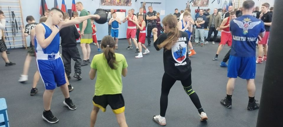 В Шахтерске прошел мастер-класс с легендами российского бокса В Шахтерске прошел мастер-класс с легендами российского бокса