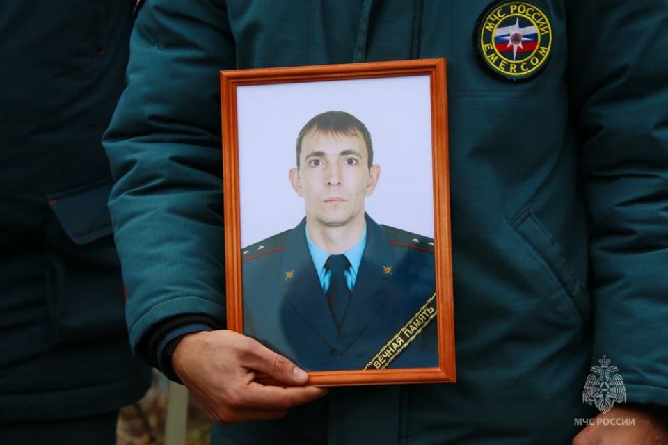 Ликвидировал сотни пожаров и погиб при исполнении: в Ясиноватой простились со спасателем Вадимом Алехиным Ликвидировал сотни пожаров и погиб при исполнении: в Ясиноватой простились со спасателем Вадимом Алехиным
