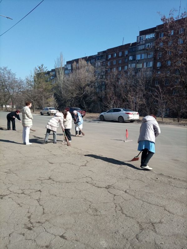 В Центрально-Городском внутригородском районе Макеевки продолжаются мероприятия по благоустройству района " Чистый четверг" в рамках партийного проекта «Городская среда» В Центрально-Городском внутригородском районе Макеевки продолжаются мероприятия по благоустройству района " Чистый четверг" в рамках партийного проекта «Городская среда»