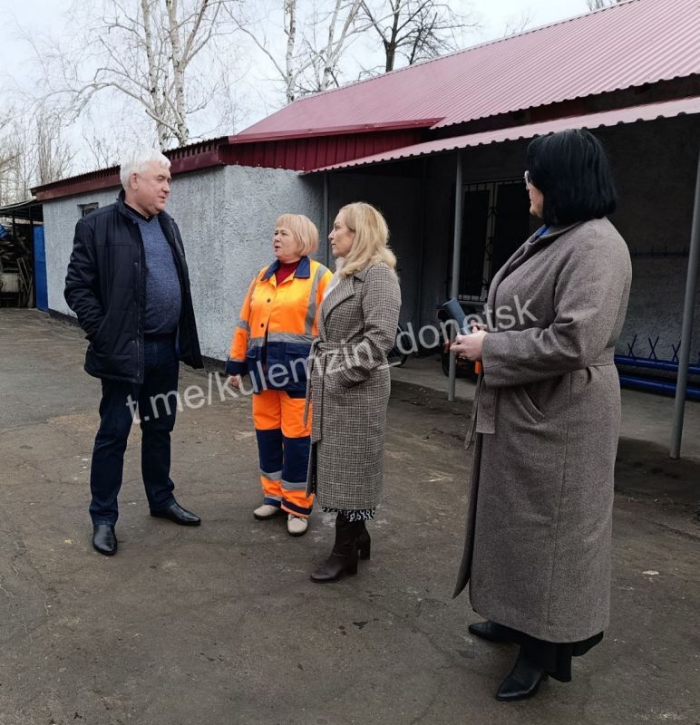 Сегодня в Петровском районе состоялась рабочая встреча заместителя главы администрации г.о. Донецк с трудовым коллективом Петровского участка муниципального предприятия «Дорожное ремонтно-строительное управление» Сегодня в Петровском районе состоялась рабочая встреча заместителя главы администрации г.о. Донецк с трудовым коллективом Петровского участка муниципального предприятия «Дорожное ремонтно-строительное управление»