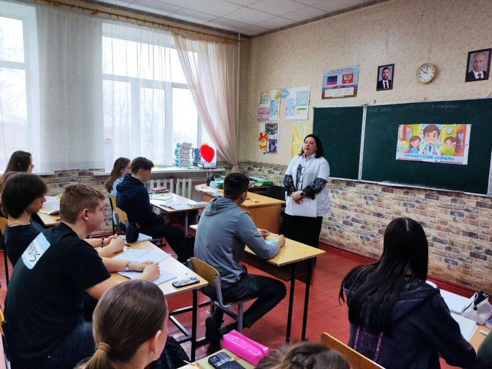 Сегодня, 17 марта, в рамках Федерального партийного проекта "Моя карьера с Единой Россией" в ГБОУ "Школа N 152 им. Героев-десантников г.о. Донецк" состоялось внеклассное мероприятие "Моя будущая профессия - врач", при... Сегодня, 17 марта, в рамках Федерального партийного проекта "Моя карьера с Единой Россией" в ГБОУ "Школа N 152 им. Героев-десантников г.о. Донецк" состоялось внеклассное мероприятие "Моя будущая профессия - врач", при...