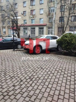 Водятел на Nissan припарковал свою ласточку на газоне в центре Донецка