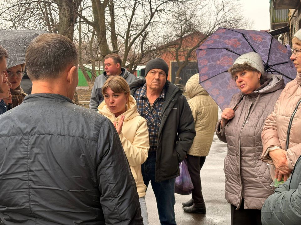 Александр Пеняев: Встреча с жителями дома № 2б по улице Коммунальной стала площадкой не только для обсуждения проблем, но и для решения вопросов на перспективу Александр Пеняев: Встреча с жителями дома № 2б по улице Коммунальной стала площадкой не только для обсуждения проблем, но и для решения вопросов на перспективу