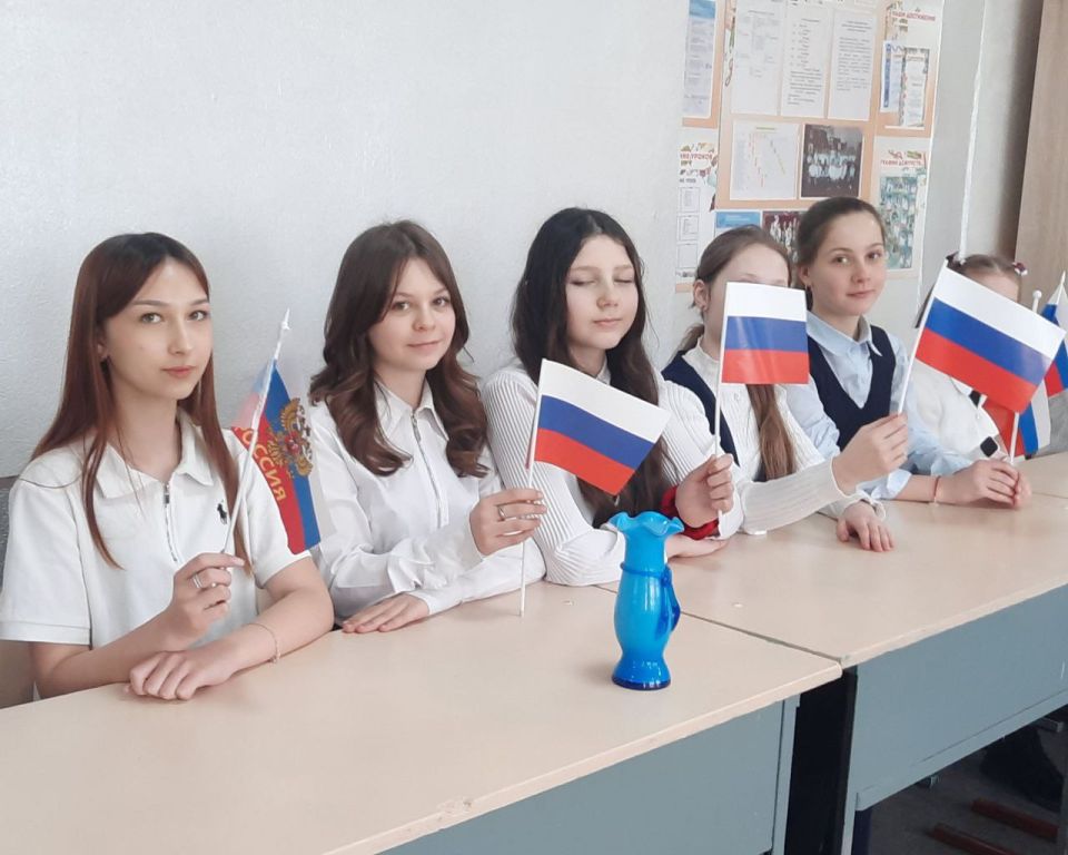 В преддверии значимой даты 18 марта – Дня воссоединения Крыма с Россией, в ГБОУ "Гимназия г.о. Торез" советник директора по воспитанию Парфенова А.В. совместно с классным руководителем Федоровой И.А. и учащимися 6-Б класса... В преддверии значимой даты 18 марта – Дня воссоединения Крыма с Россией, в ГБОУ "Гимназия г.о. Торез" советник директора по воспитанию Парфенова А.В. совместно с классным руководителем Федоровой И.А. и учащимися 6-Б класса...