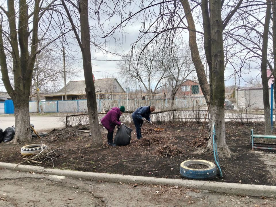 В Шахтерске продолжается уборка придомовых территорий В Шахтерске продолжается уборка придомовых территорий
