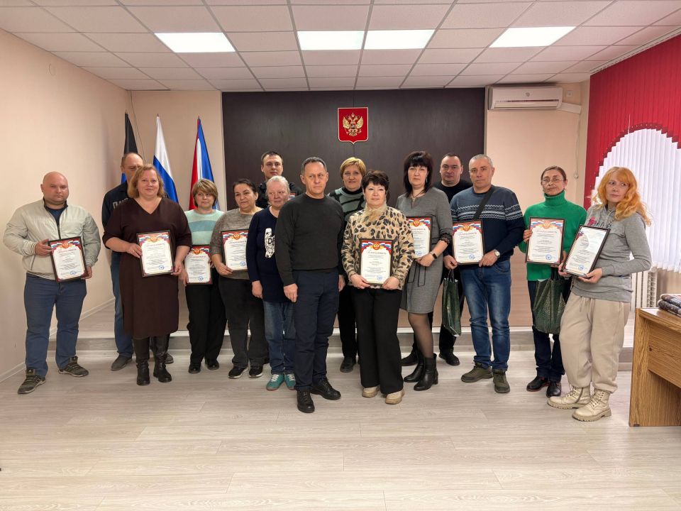 В честь Дня работника жилищно-коммунального хозяйства временно исполняющий полномочия секретаря местного отделения партии «ЕДИНАЯ РОССИЯ» Александр Пеняев вместе с депутатами Ясиноватского муниципального совета выразил... В честь Дня работника жилищно-коммунального хозяйства временно исполняющий полномочия секретаря местного отделения партии «ЕДИНАЯ РОССИЯ» Александр Пеняев вместе с депутатами Ясиноватского муниципального совета выразил...