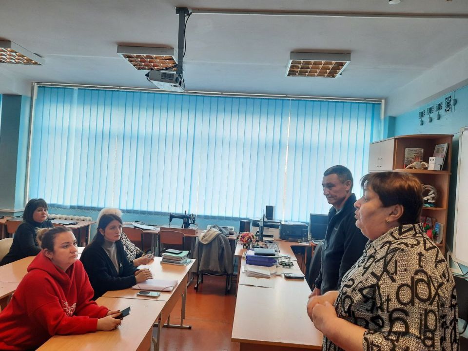 Сегодня начальник Гранитненского территориального отдела провел рабочую встречу с трудовым коллективом Гранитненской школы в селе Гранитное Сегодня начальник Гранитненского территориального отдела провел рабочую встречу с трудовым коллективом Гранитненской школы в селе Гранитное