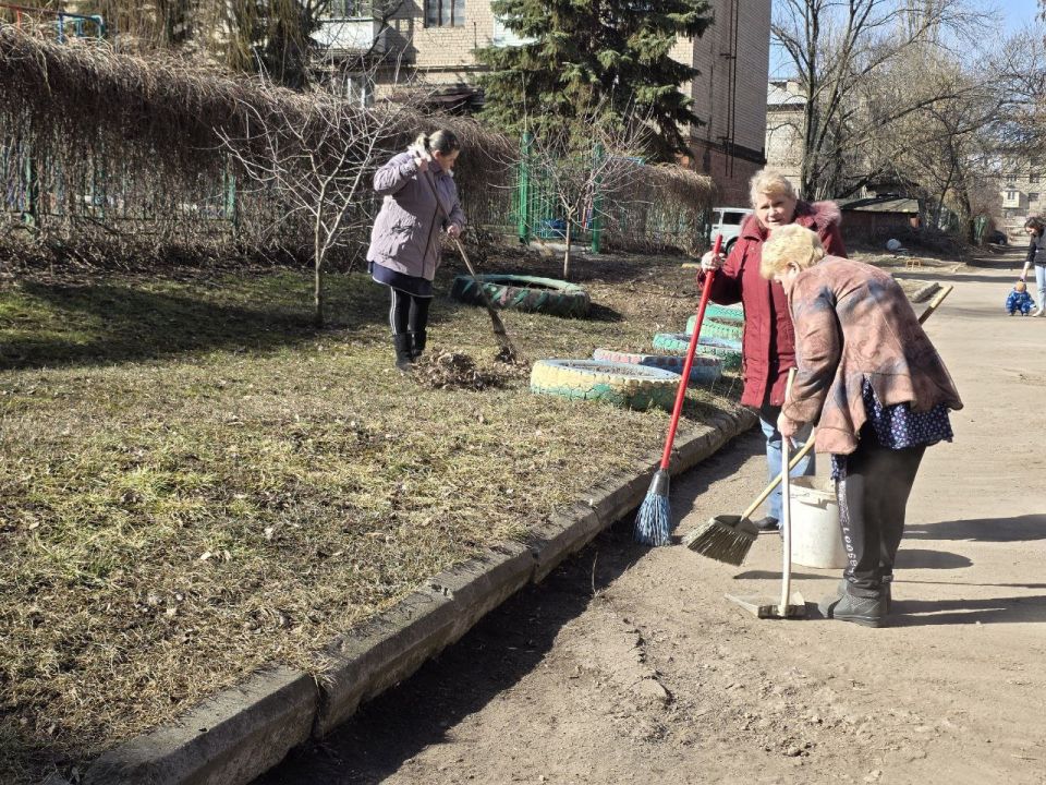В Центрально-Городском внутригородском районе Макеевки продолжаются мероприятия по благоустройству района " Чистый четверг" в рамках партийного проекта «Городская среда» В Центрально-Городском внутригородском районе Макеевки продолжаются мероприятия по благоустройству района " Чистый четверг" в рамках партийного проекта «Городская среда»