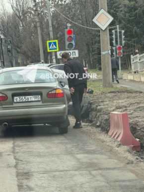 Влетел в копанку перед мостом по проспекту Дзержинского в Донецке