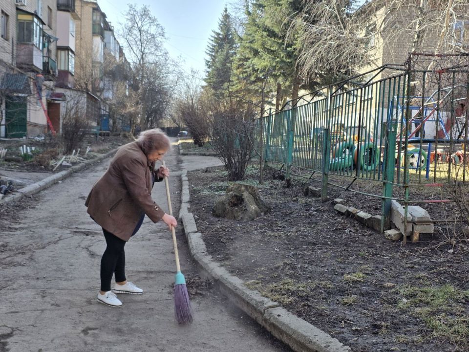 В Центрально-Городском внутригородском районе Макеевки продолжаются мероприятия по благоустройству района " Чистый четверг" в рамках партийного проекта «Городская среда» В Центрально-Городском внутригородском районе Макеевки продолжаются мероприятия по благоустройству района " Чистый четверг" в рамках партийного проекта «Городская среда»