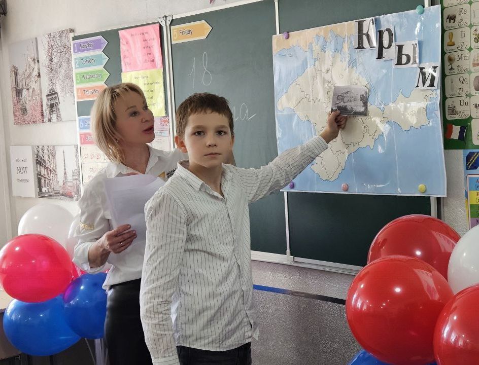 В преддверии значимой даты 18 марта – Дня воссоединения Крыма с Россией, в ГБОУ "Гимназия г.о. Торез" советник директора по воспитанию Парфенова А.В. совместно с классным руководителем Федоровой И.А. и учащимися 6-Б класса... В преддверии значимой даты 18 марта – Дня воссоединения Крыма с Россией, в ГБОУ "Гимназия г.о. Торез" советник директора по воспитанию Парфенова А.В. совместно с классным руководителем Федоровой И.А. и учащимися 6-Б класса...