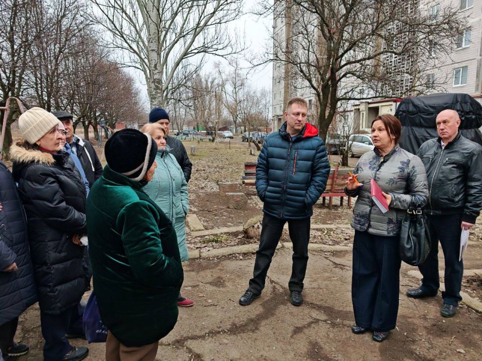 Михаил Меренков: Сегодня заместитель руководителя Управы Буденновского внутригородского района Геннадий Хоменок совместно с депутатом Донецкого городского совета Татьяной Жуковой, в рамках реализации партийного проекта... Михаил Меренков: Сегодня заместитель руководителя Управы Буденновского внутригородского района Геннадий Хоменок совместно с депутатом Донецкого городского совета Татьяной Жуковой, в рамках реализации партийного проекта...