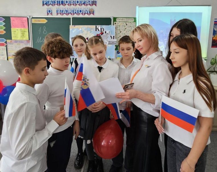 В преддверии значимой даты 18 марта – Дня воссоединения Крыма с Россией, в ГБОУ "Гимназия г.о. Торез" советник директора по воспитанию Парфенова А.В. совместно с классным руководителем Федоровой И.А. и учащимися 6-Б класса... В преддверии значимой даты 18 марта – Дня воссоединения Крыма с Россией, в ГБОУ "Гимназия г.о. Торез" советник директора по воспитанию Парфенова А.В. совместно с классным руководителем Федоровой И.А. и учащимися 6-Б класса...