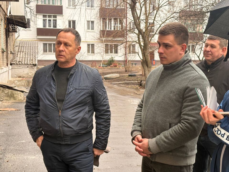 Александр Пеняев: Встреча с жителями дома № 2б по улице Коммунальной стала площадкой не только для обсуждения проблем, но и для решения вопросов на перспективу Александр Пеняев: Встреча с жителями дома № 2б по улице Коммунальной стала площадкой не только для обсуждения проблем, но и для решения вопросов на перспективу