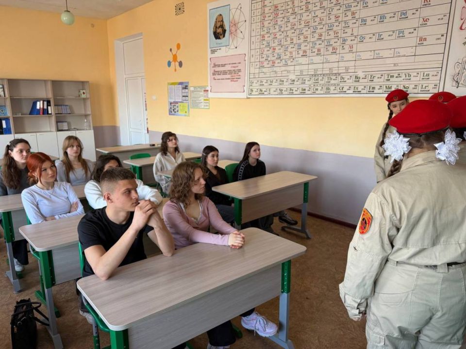 Я-ЮНАРМИЯ. Юнармейцы отряда ВПК «Пламя» штаба местного отделения городского округа Харцызска СШ № 4, ученики из 9-А класса Мокровуз Виктория, Столика Дарья, Муляр Анастасия, Уманец Алина провели агитационную встречу «Я —... Я-ЮНАРМИЯ. Юнармейцы отряда ВПК «Пламя» штаба местного отделения городского округа Харцызска СШ № 4, ученики из 9-А класса Мокровуз Виктория, Столика Дарья, Муляр Анастасия, Уманец Алина провели агитационную встречу «Я —...