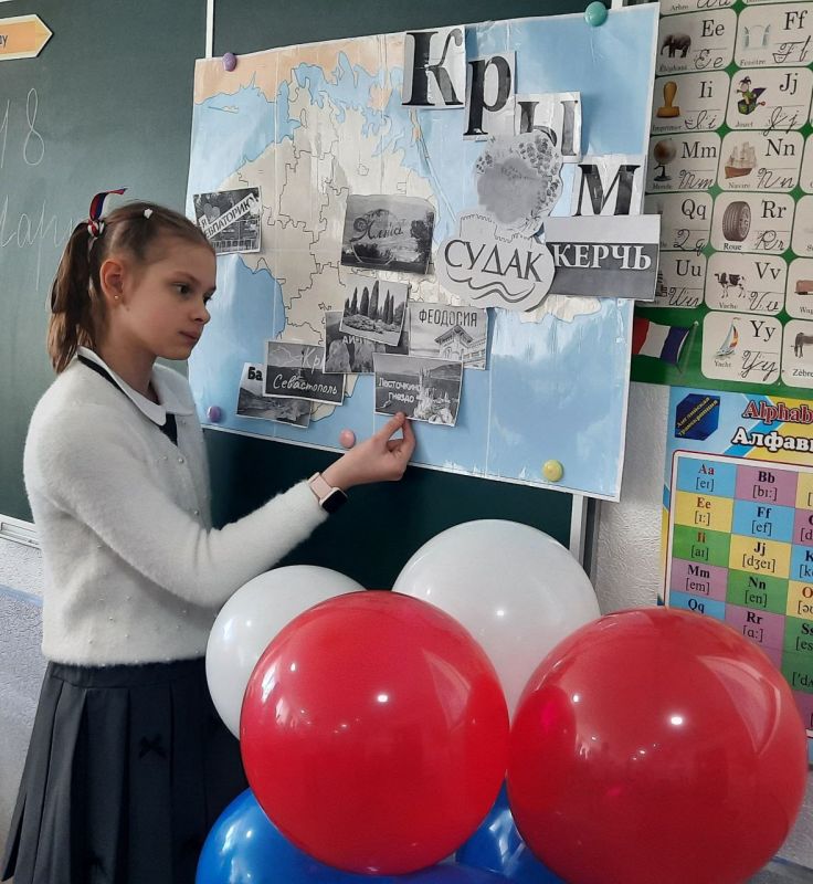 В преддверии значимой даты 18 марта – Дня воссоединения Крыма с Россией, в ГБОУ "Гимназия г.о. Торез" советник директора по воспитанию Парфенова А.В. совместно с классным руководителем Федоровой И.А. и учащимися 6-Б класса... В преддверии значимой даты 18 марта – Дня воссоединения Крыма с Россией, в ГБОУ "Гимназия г.о. Торез" советник директора по воспитанию Парфенова А.В. совместно с классным руководителем Федоровой И.А. и учащимися 6-Б класса...