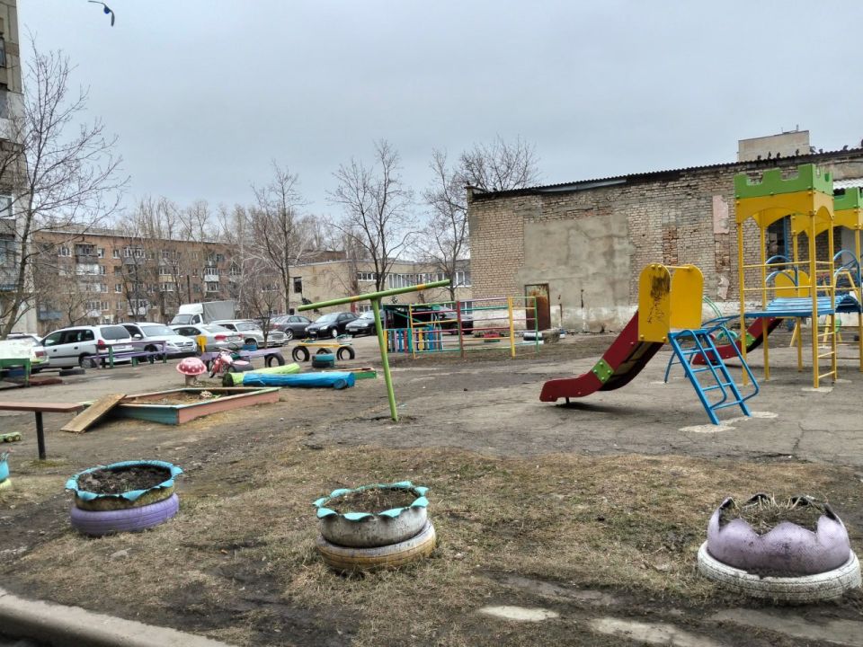 В Шахтерске продолжается уборка придомовых территорий В Шахтерске продолжается уборка придомовых территорий