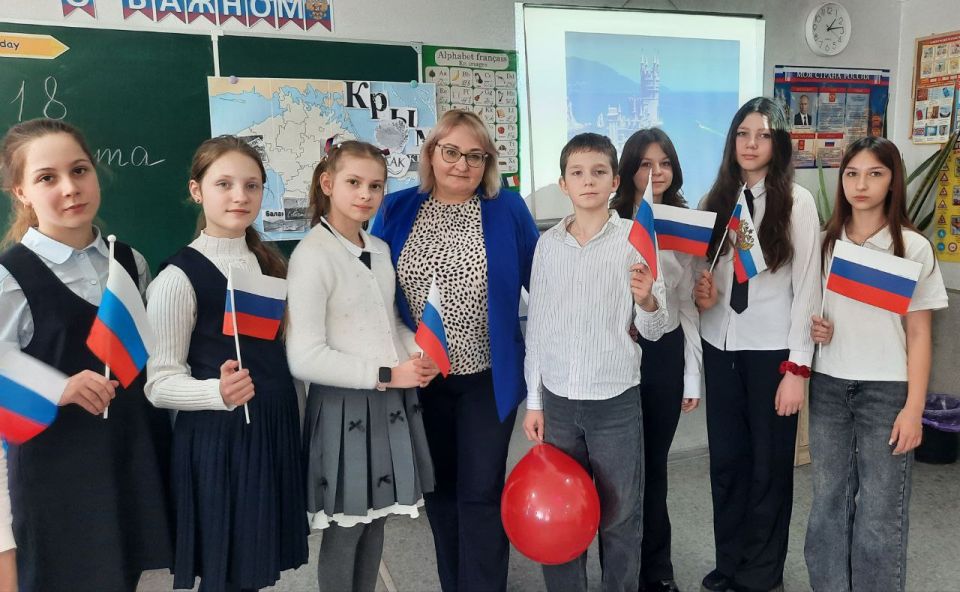 В преддверии значимой даты 18 марта – Дня воссоединения Крыма с Россией, в ГБОУ "Гимназия г.о. Торез" советник директора по воспитанию Парфенова А.В. совместно с классным руководителем Федоровой И.А. и учащимися 6-Б класса... В преддверии значимой даты 18 марта – Дня воссоединения Крыма с Россией, в ГБОУ "Гимназия г.о. Торез" советник директора по воспитанию Парфенова А.В. совместно с классным руководителем Федоровой И.А. и учащимися 6-Б класса...