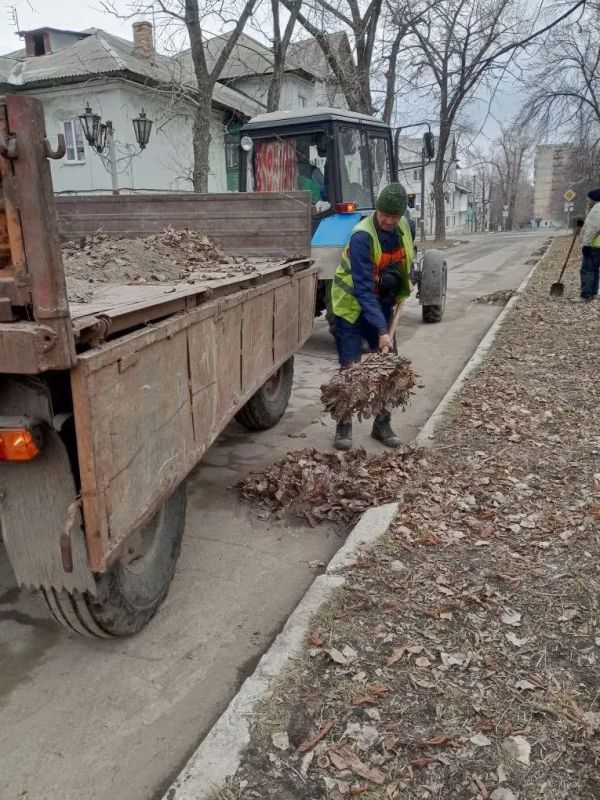 На 17.03.2026 г. работниками МУП "ЭКОС" выполнены следующие виды работ: Кронирование и обрезка деревьев согласно акта обследования по адресу бульвар Ленина 10. ... На 17.03.2026 г. работниками МУП "ЭКОС" выполнены следующие виды работ: Кронирование и обрезка деревьев согласно акта обследования по адресу бульвар Ленина 10. ...