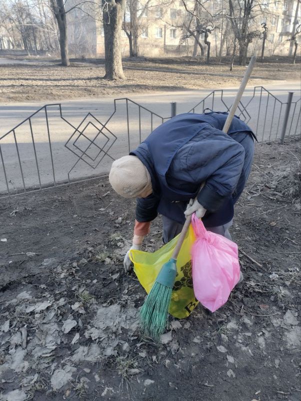 В Центрально-Городском внутригородском районе Макеевки продолжаются мероприятия по благоустройству района " Чистый четверг" в рамках партийного проекта «Городская среда» В Центрально-Городском внутригородском районе Макеевки продолжаются мероприятия по благоустройству района " Чистый четверг" в рамках партийного проекта «Городская среда»