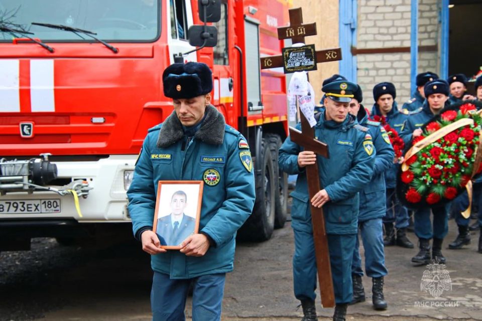 Ликвидировал сотни пожаров и погиб при исполнении: в Ясиноватой простились со спасателем Вадимом Алехиным Ликвидировал сотни пожаров и погиб при исполнении: в Ясиноватой простились со спасателем Вадимом Алехиным
